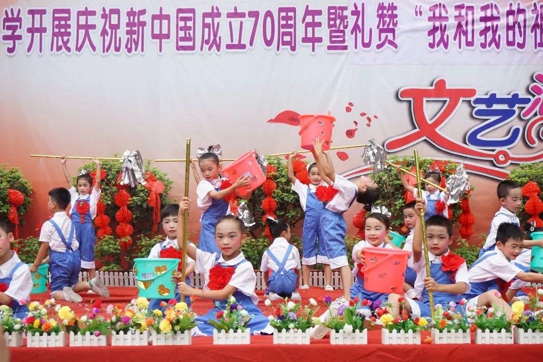 可爱女孩好有钱